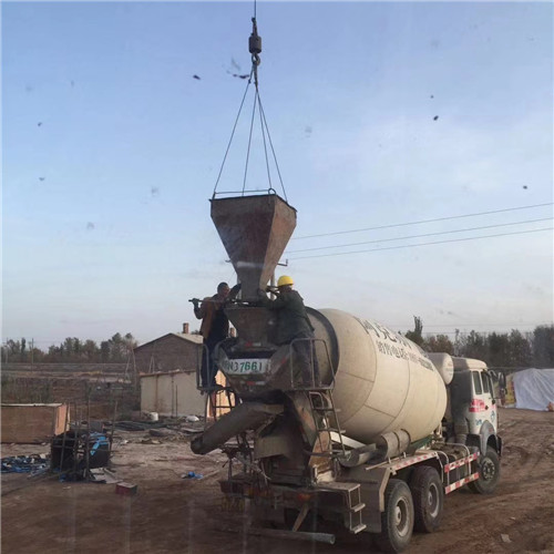 铜鼓县“精准瞄准”—— 吊车的 “定位导航” 技术